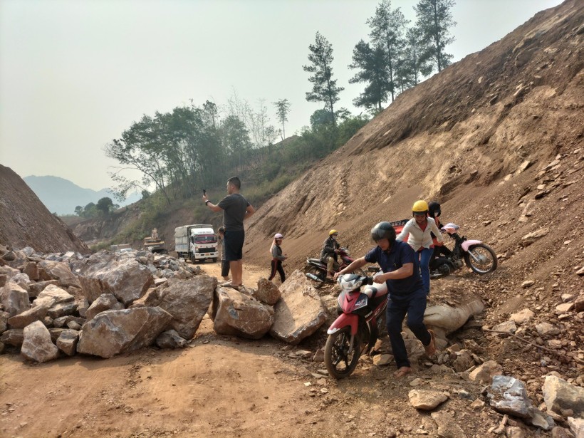 Do ngại quay đầu xe, người dân đã dắt xe máy đi qua điểm sửa chữa đường tránh.