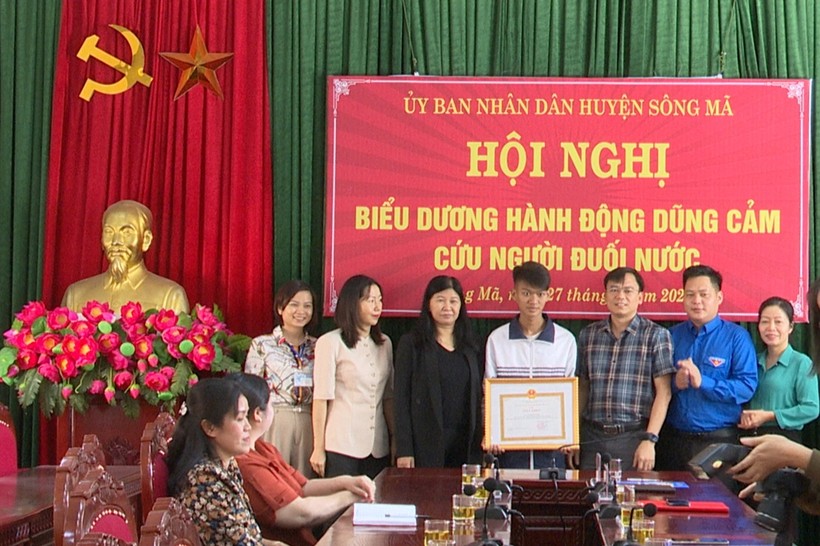 Lãnh đạo UBND huyện Sông Mã tặng giấy khen cho em Lò Quang Vinh.