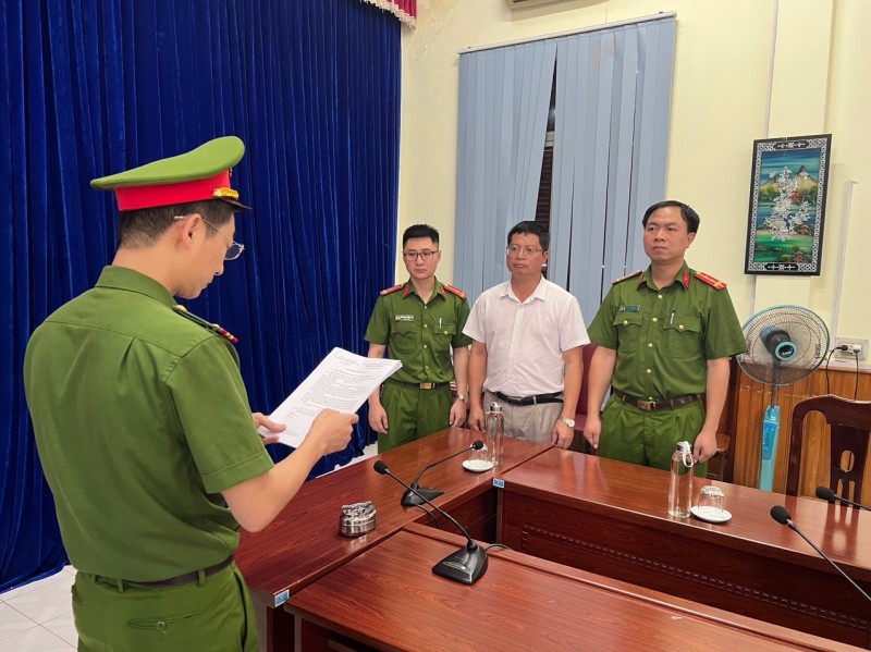 Lực lượng chức năng đọc quyết định bắt tạm giam Lê Văn Kỳ.