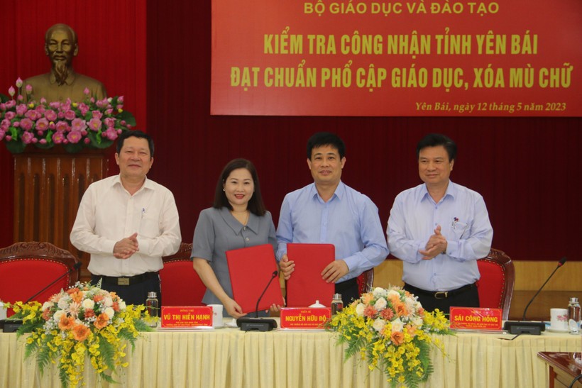Đoàn công tác của Bộ GD&ĐT ký Biên bản công nhận PCGD, XMC mức độ 2 của tỉnh Yên Bái.