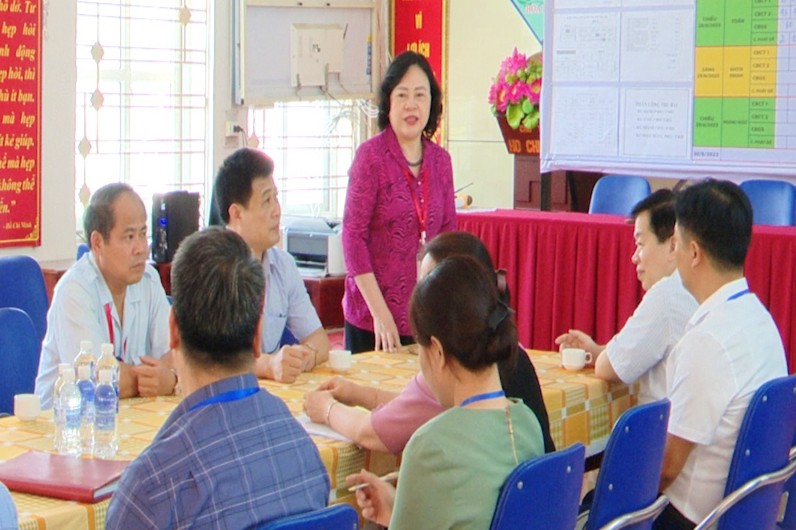 Thứ trưởng Ngô Thị Minh (đứng giữa) làm việc với lãnh đạo tỉnh Hoà Bình và Hội đồng coi thi.