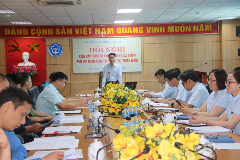 Quang cảnh BHXH tỉnh Hoà Bình họp báo thông tin tới báo chí về chính sách bảo hiểm.