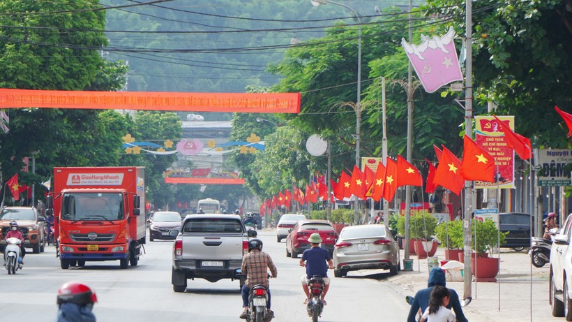Cờ hoa được trang trí để chào mừng Kỷ niệm 70 năm ngày giải phóng huyện Mai Sơn.