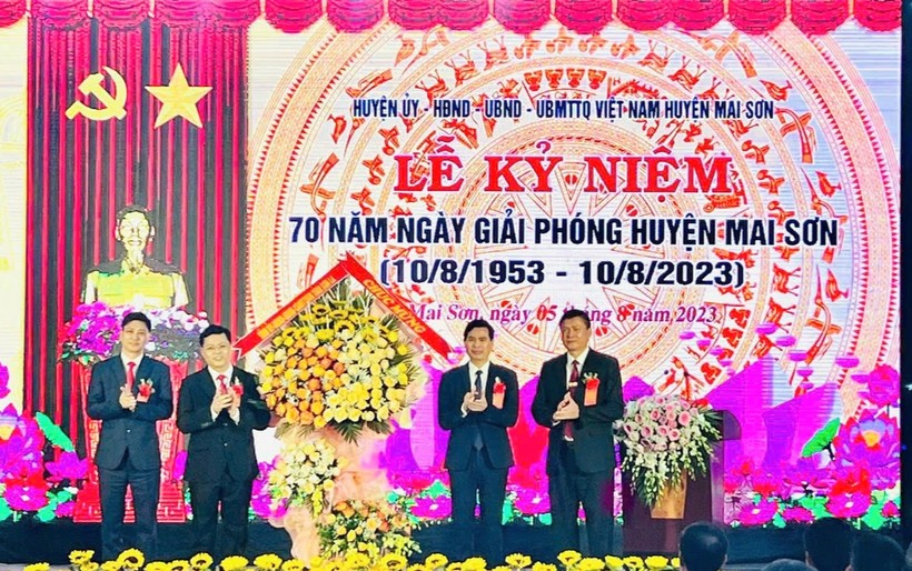 Chủ tịch UBND tỉnh Sơn La tặng hoa chúc mừng huyện Mai Sơn.