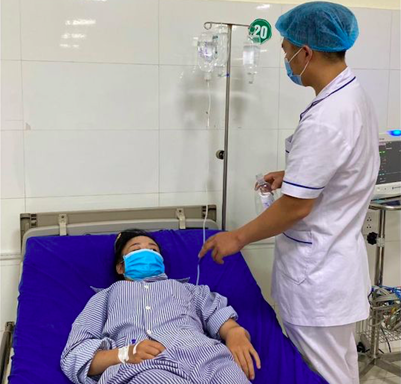 Bác sỹ Bệnh viện Đa khoa tỉnh Sơn La đang thăm khám 1 trong 6 bệnh nhân bị ngộ độc nấm.