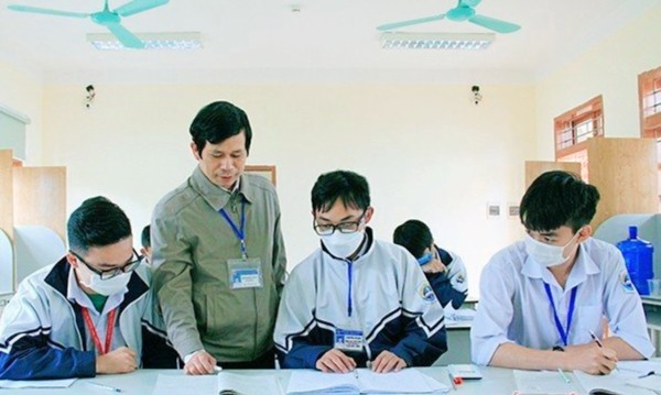 Thầy Tuấn (thứ 2 bên trái) đang hướng dẫn các em học sinh tại lớp học.