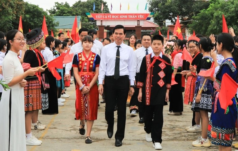 Ông Hoàng Quốc Khánh, Chủ tịch UBND tỉnh Sơn La dự khai giảng tại huyện Mộc Châu.