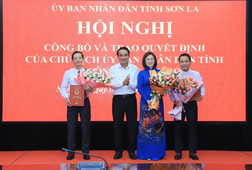 Ông Lê Hồng Minh, Phó Chủ tịch UBND tỉnh Sơn La (người thứ 2 từ trái sang) trao quyết định điều động, bổ nhiệm 3 tân lãnh đạo sở.