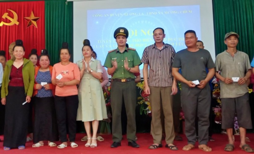Công an huyện Mường La tặng 250 thẻ BHYT cho người nghèo ở xã Mường Chùm.