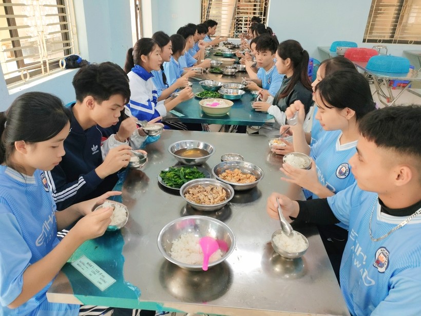 Một bữa ăn của học sinh Trường PTDT Nội trú THCS – THPT huyện Mai Sơn.