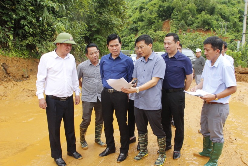 Ông Hoàng Quốc Khánh, Chủ tịch UBND tỉnh Sơn La (người thứ 3 từ trái sang) cùng lãnh đạo Sở GTVT và lãnh đạo huyện Mường La kiểm tra tình hình thiệt hại do mưa lũ. 