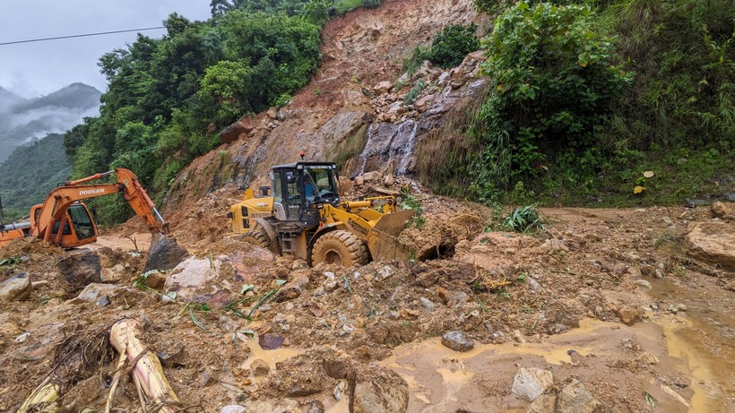 Ban Quản lý Bảo trì đường bộ Sơn La huy động máy móc sửa chữa đường vào xã Chiềng Lao (Mường La).