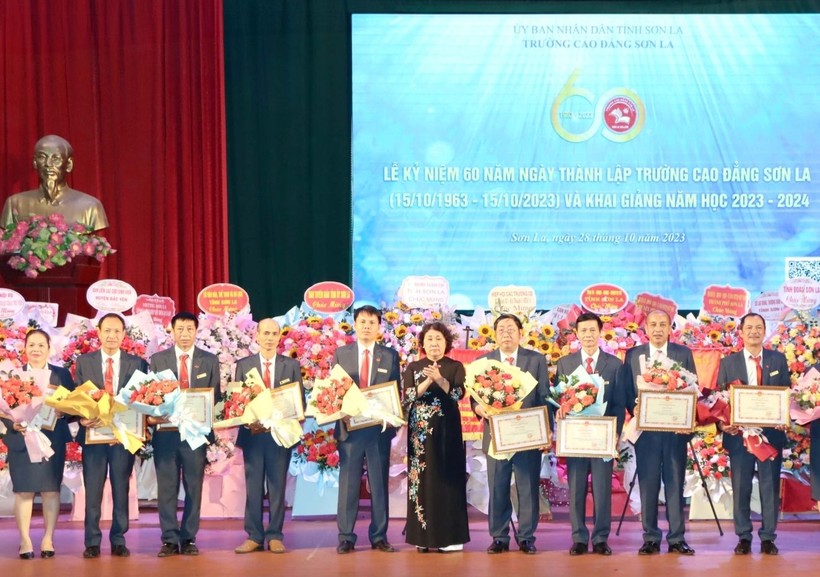 Bà Tráng Thị Xuân, Phó Chủ tịch Thường trực UBND tỉnh Sơn La trao Bằng khen cho các cá nhân.