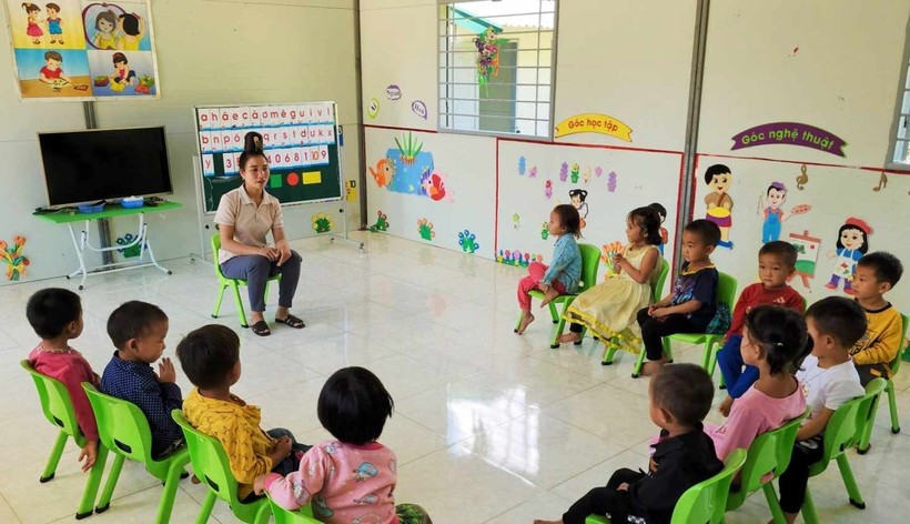 Cô Lò Thị Xiên, giáo viên điểm trường Hua Mừ đang giảng dạy học sinh.