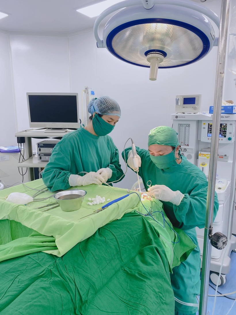 Bệnh viện Đa khoa Mộc Châu đưa máy móc hiện đại vào phẫu thuật cho bệnh nhân.