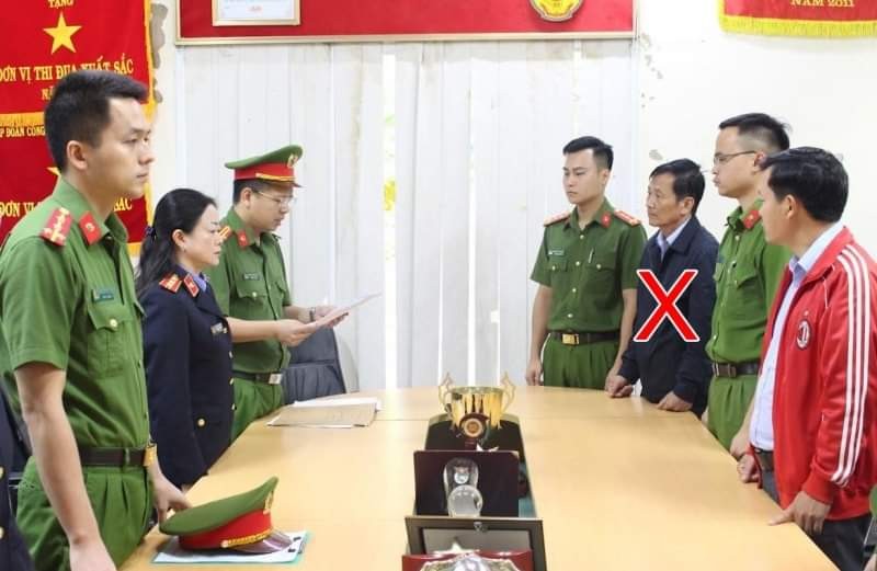 Cơ quan Công an đọc lệnh bắt giữ bị can Trương Minh Tuấn.