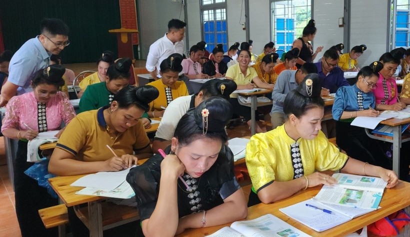 Các học viên tham gia lớp học xoá mù chữ tại xã Muổi Nọi.
