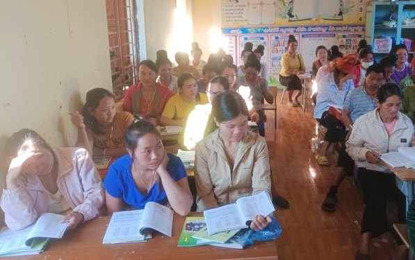 Các học viên tham gia lớp xoá mù chữ ở bản Xum Pàn, xã Nà Nghịu.