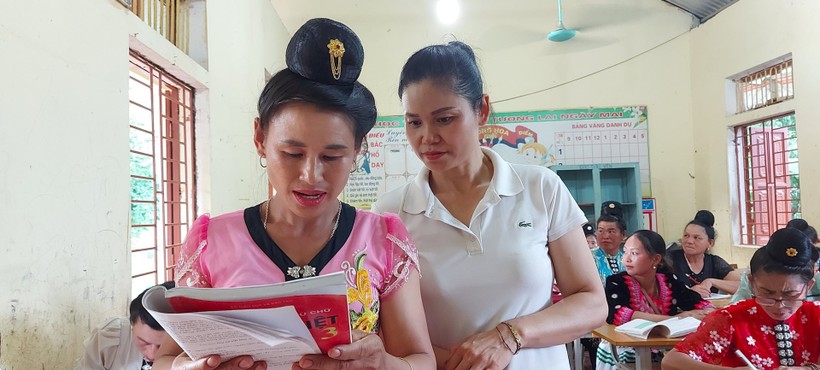 Cô trò lớp xoá mù chữ ở bản Hua Pàn, xã Nà Nghịu, huyện Sông Mã.