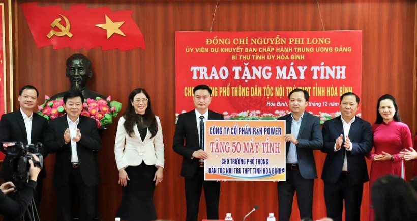 Trao tặng 50 máy tính cho Trường PTDTNT THPT tỉnh Hòa Bình.