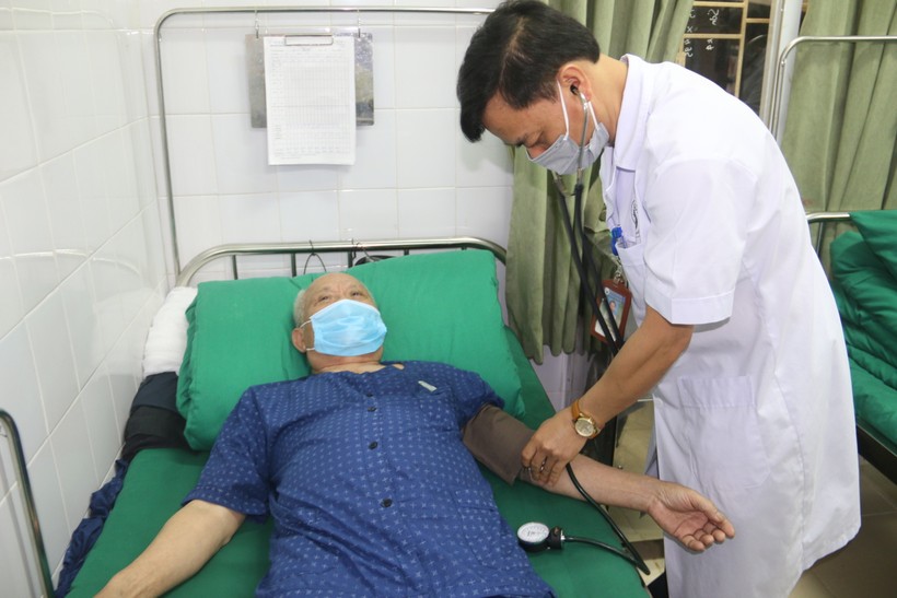 Bác sỹ Đinh Khắc Tiệp, Trưởng khoa cơ xương khớp đang khám chữa bệnh cho bệnh nhân.