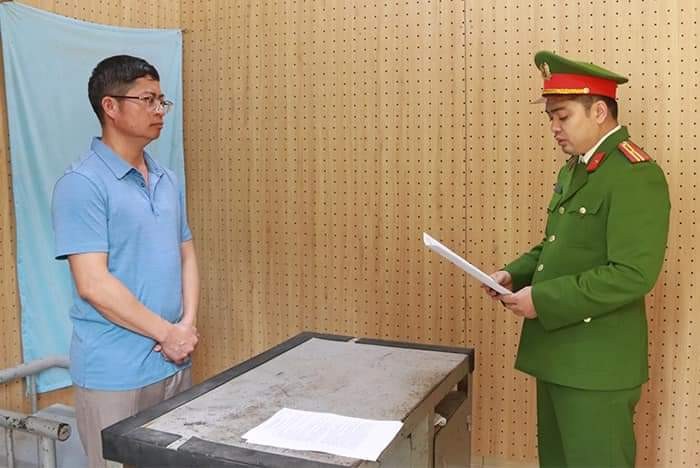 Cơ quan CSĐT thi hành lệnh bắt bị can Lê Văn Kỳ.