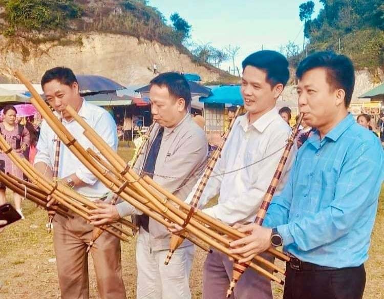 Ông Hoàng Đức Minh, Phó Chủ tịch UBND huyện Mai Châu (người thứ 2 từ phải sang) và các đại biểu trải nghiệm thổi khèn tại lễ hội.