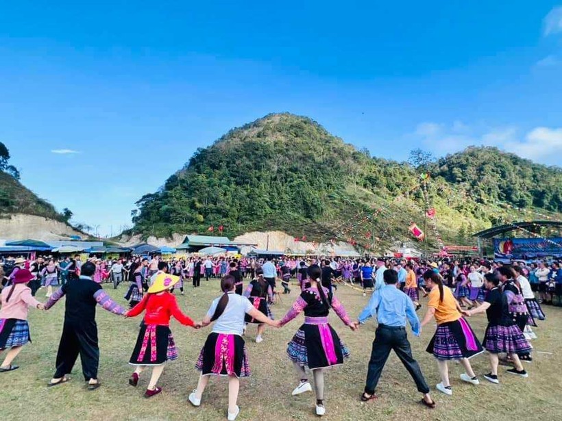 Đông đảo người dân tham gia lễ hội Gầu Tào.