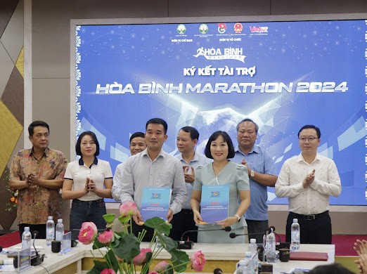 Tỉnh Đoàn Hoà Bình ký kết tài trợ tại cuộc họp báo giải chạy Marathon 2024.
