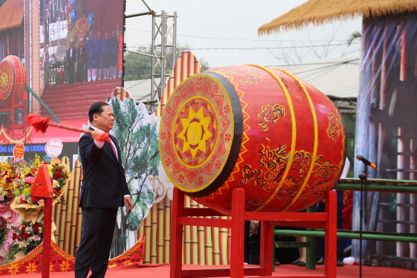 Ông Nguyễn Phi Long đánh trống Khai mạc lễ hội.