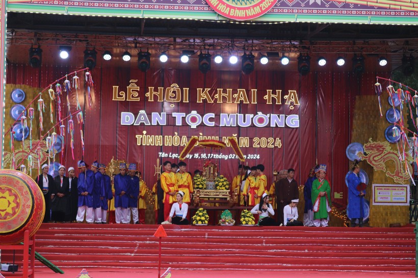 Đoàn rước kiệu từ Miếu thờ xóm Lũy Ải ra sân vận động xã Phong Phú để khai mạc lễ hội.