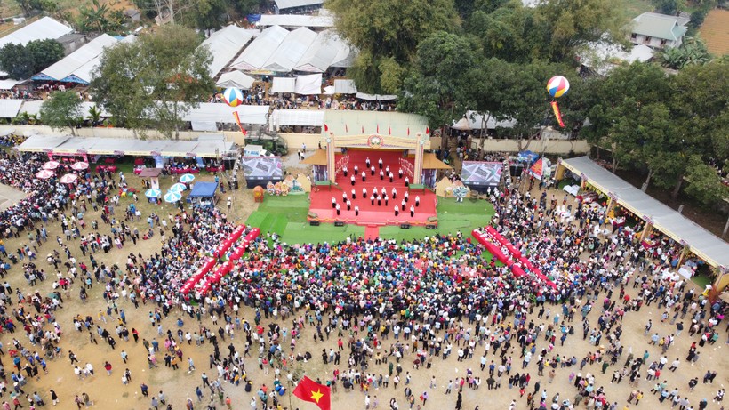 Hàng nghìn người dân đến xem lễ hội.