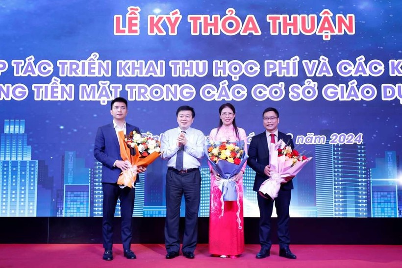 Ông Nguyễn Văn Chương, Phó Chủ tịch UBND tỉnh Hoà Bình (người thứ 2 từ trái sang) tặng hoa chúc mừng 3 đơn vị ký kết hợp tác.