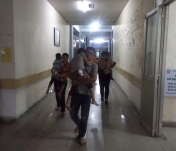 4 học sinh được bố mẹ đưa xuống bệnh viện điều trị.