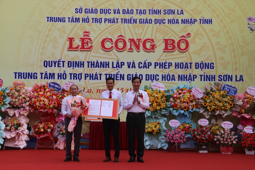 Ông Nguyễn Huy Hoàng, Giám đốc Sở GD&ĐT tỉnh Sơn La trao Quyết định cấp phép hoạt động giáo dục cho Trung tâm HTPTGDHN tỉnh.