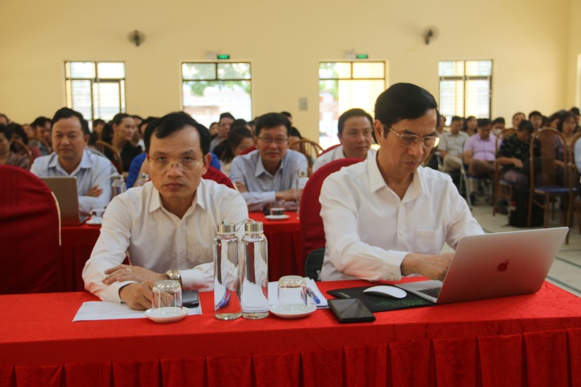 Ông Nguyễn Huy Hoàng (bên phải) cùng các đại biểu dự hội nghị.