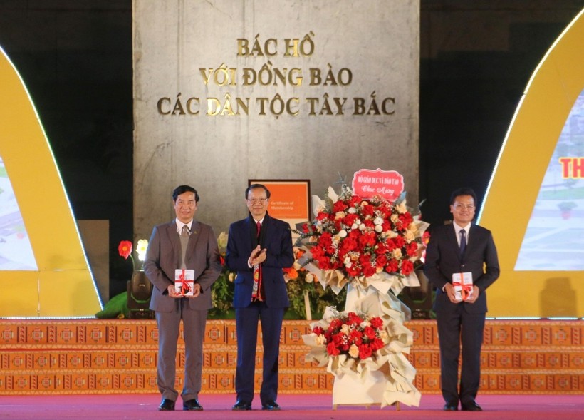 Thứ trưởng Phạm Ngọc Thưởng (thứ 2 bên trái) tặng hoa chúc mừng ngành giáo dục và thành phố Sơn La.
