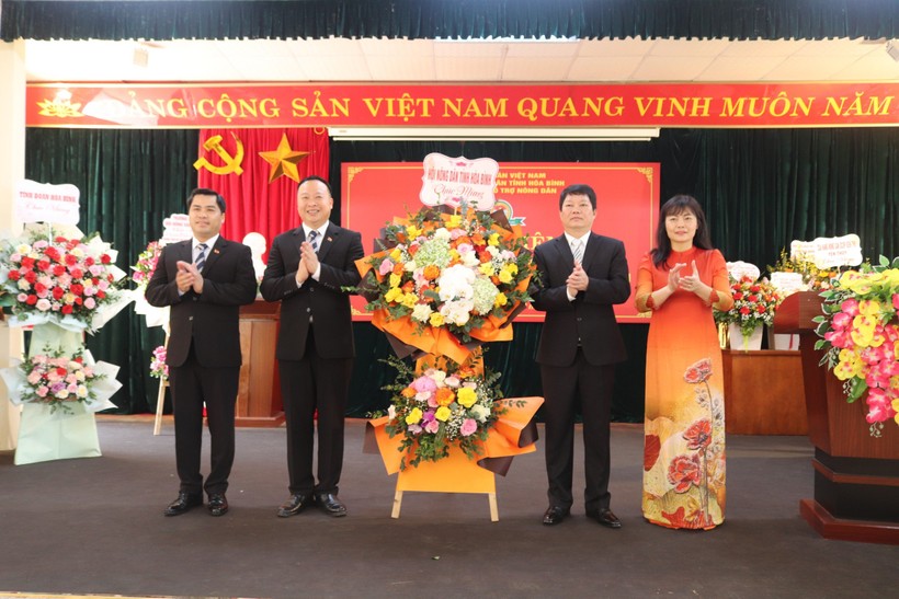  Ông Văn Thạch, Chủ tịch Hội Nông dân tỉnh Hòa Bình tặng hoa chúc mừng tại lễ kỷ niệm thành lập trung tâm.