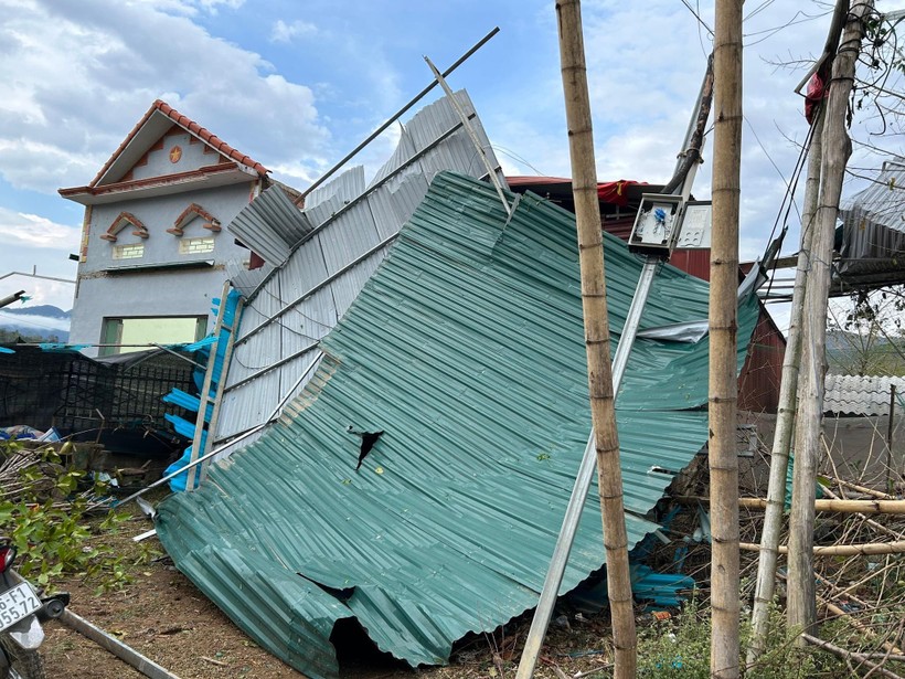 Nhà ở của người dân bị tốc mái tôn do mưa đá và dông lốc.