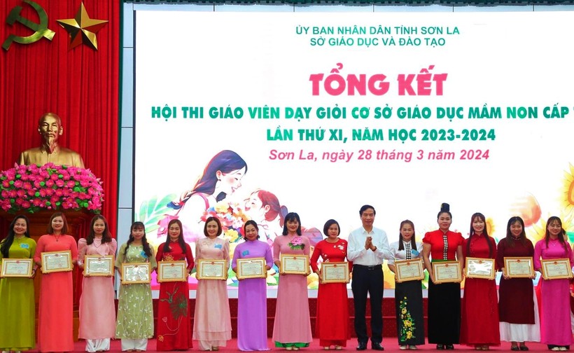 Ông Nguyễn Huy Hoàng trao giấy chứng nhận giáo viên dạy giỏi cho các cá nhân. 