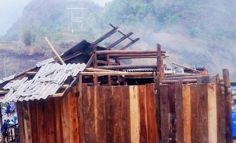 Một ngôi nhà ở xã Chiềng Khay bị tốc mái.