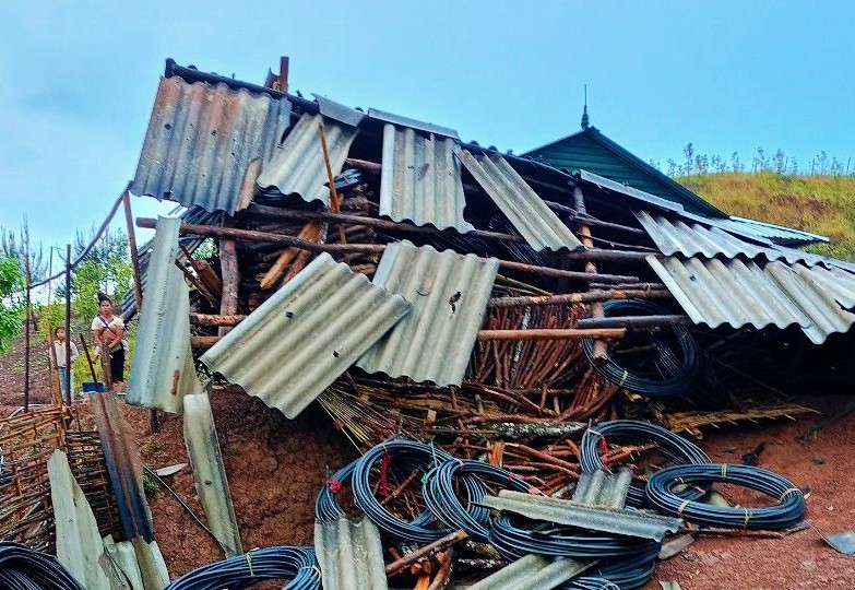  Nhà của người dân bị hư hại do mưa đá.