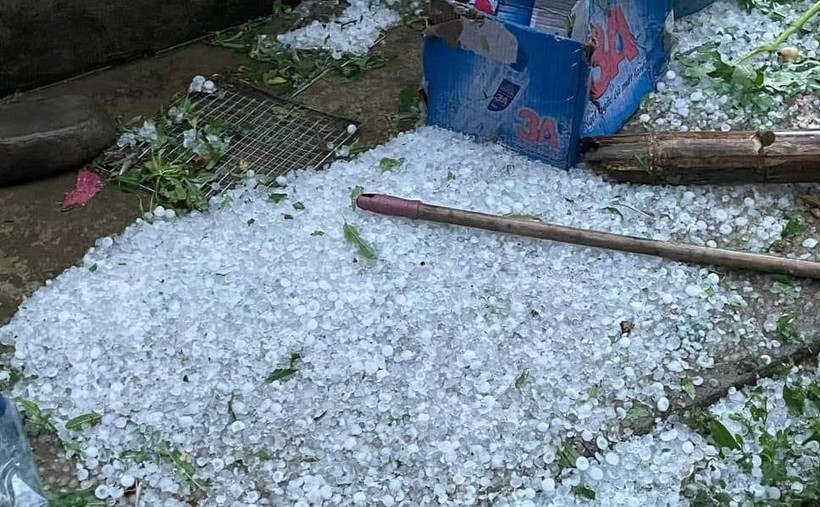 Mưa đá rơi trắng xoá trong sân nhà của người dân.