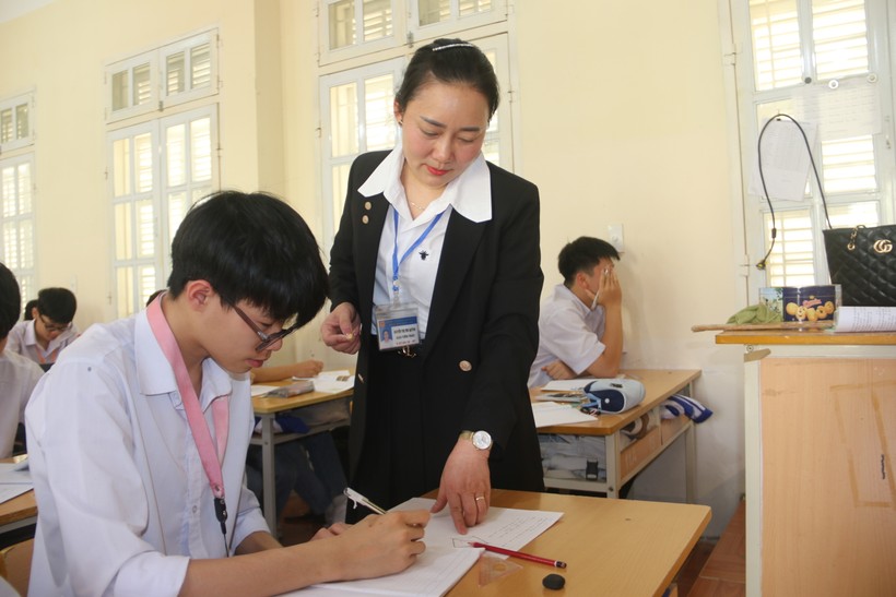 Cô Quỳnh đang hướng dẫn học sinh làm bài tập.