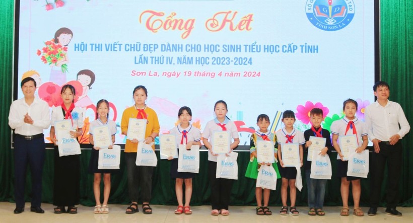 Lãnh đạo Sở GD&ĐT tỉnh Sơn La trao giấy chứng nhận cho các thí sinh khối lớp 3, 4, 5 đạt giải nhất.