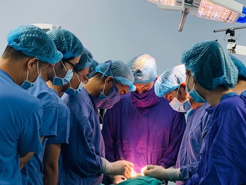 Kíp các bác sĩ thực hiện ca phẫu thuật tái tạo “cậu nhỏ” cho bệnh nhân