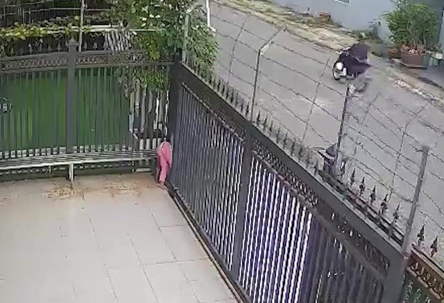 Bé gái 4 tuổi bị kẹt ở cửa cổng tự động gần 5 phút, dẫn đến hôn mê
