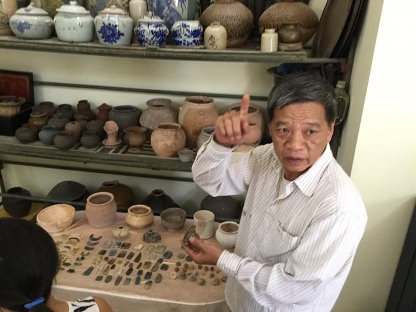 Ông Phạm Văn Hùng bên những cổ vật mà ông sưu tầm, lưu giữ