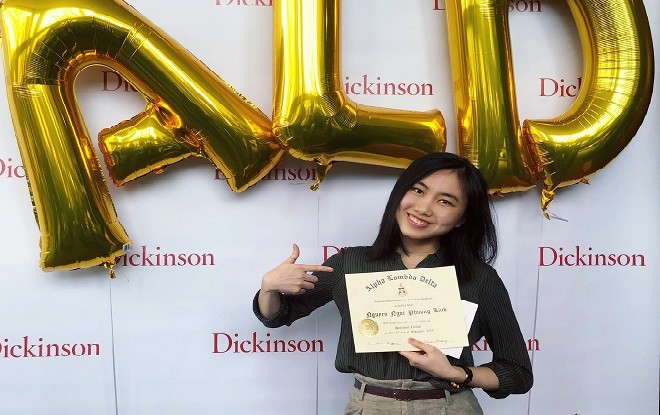 Nguyễn Ngọc Phương Linh với giấy chứng nhận thành viên Hội học sinh ALD dành cho những học sinh điểm cao trong trường.