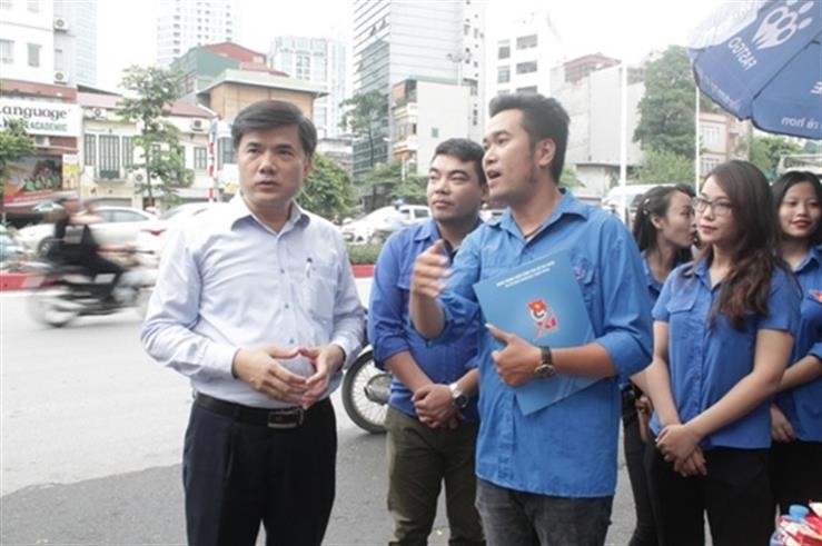 Ông Bùi Văn Linh (áo trắng bên trái) - Phó Vụ trưởng Vụ Giáo dục chính trị và Công tác học sinh sinh viên (Bộ GD&ĐT) động viên các tình nguyện viên.